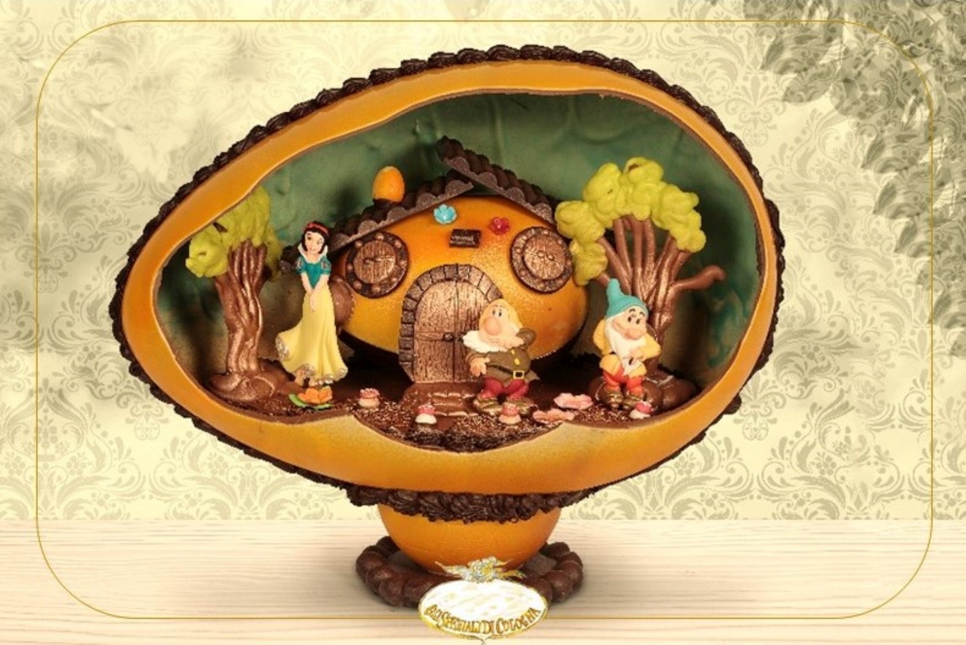 gli-speziali-di-cologna-veneta-uovo-di-cioccolato-pasquale-con-sorpresa-casa-biancaneve.jpg