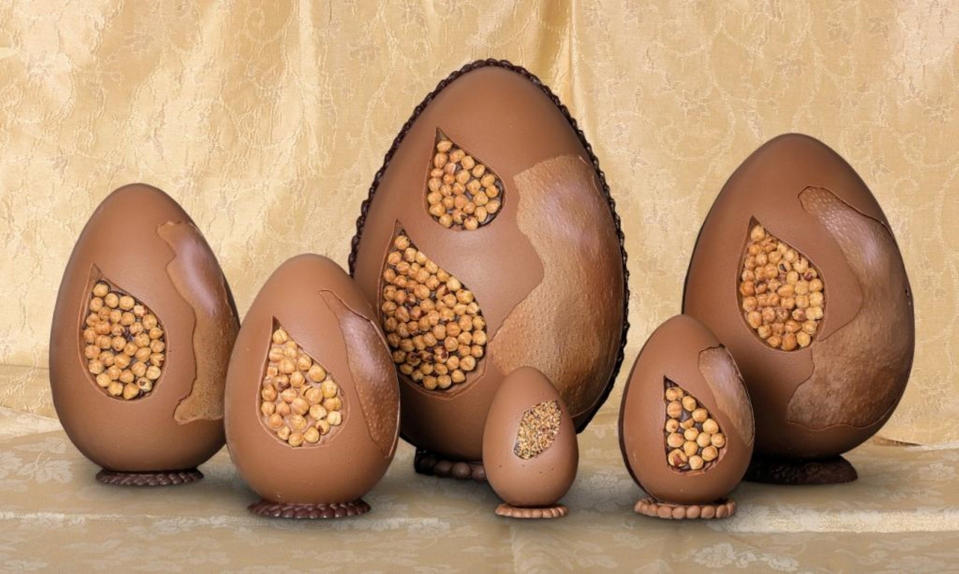 gli-speziali-di-cologna-veneta-uovo-di-cioccolato-pasquale-con-sorpresa-nocciole.jpg